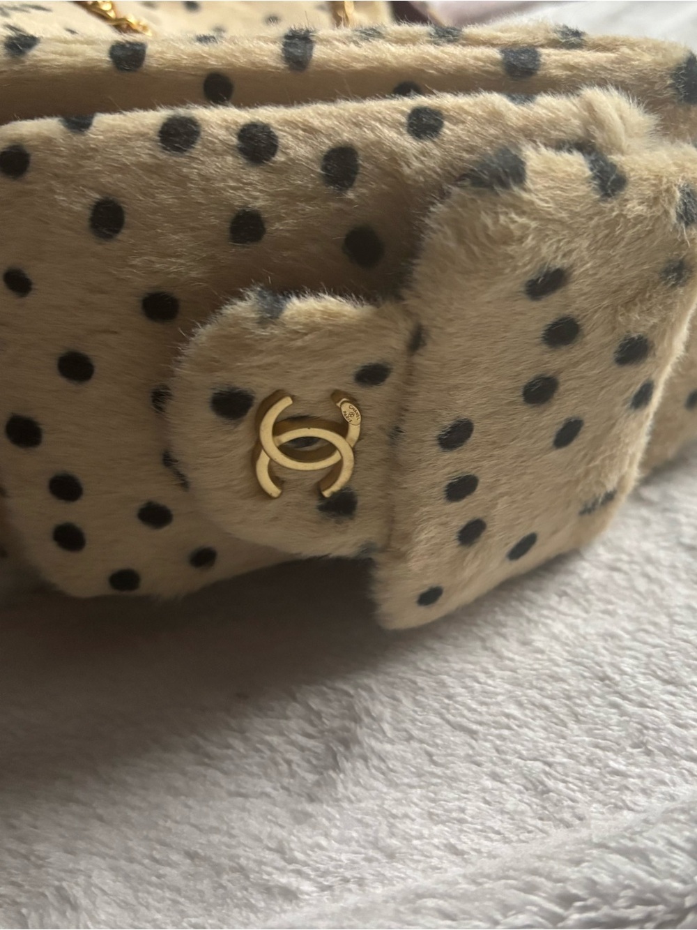 CHANEL Cream and Black Polka Dot Shoulder Bag with Gold CC Chain - Picture 4 of 14